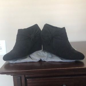 black wedges with tie